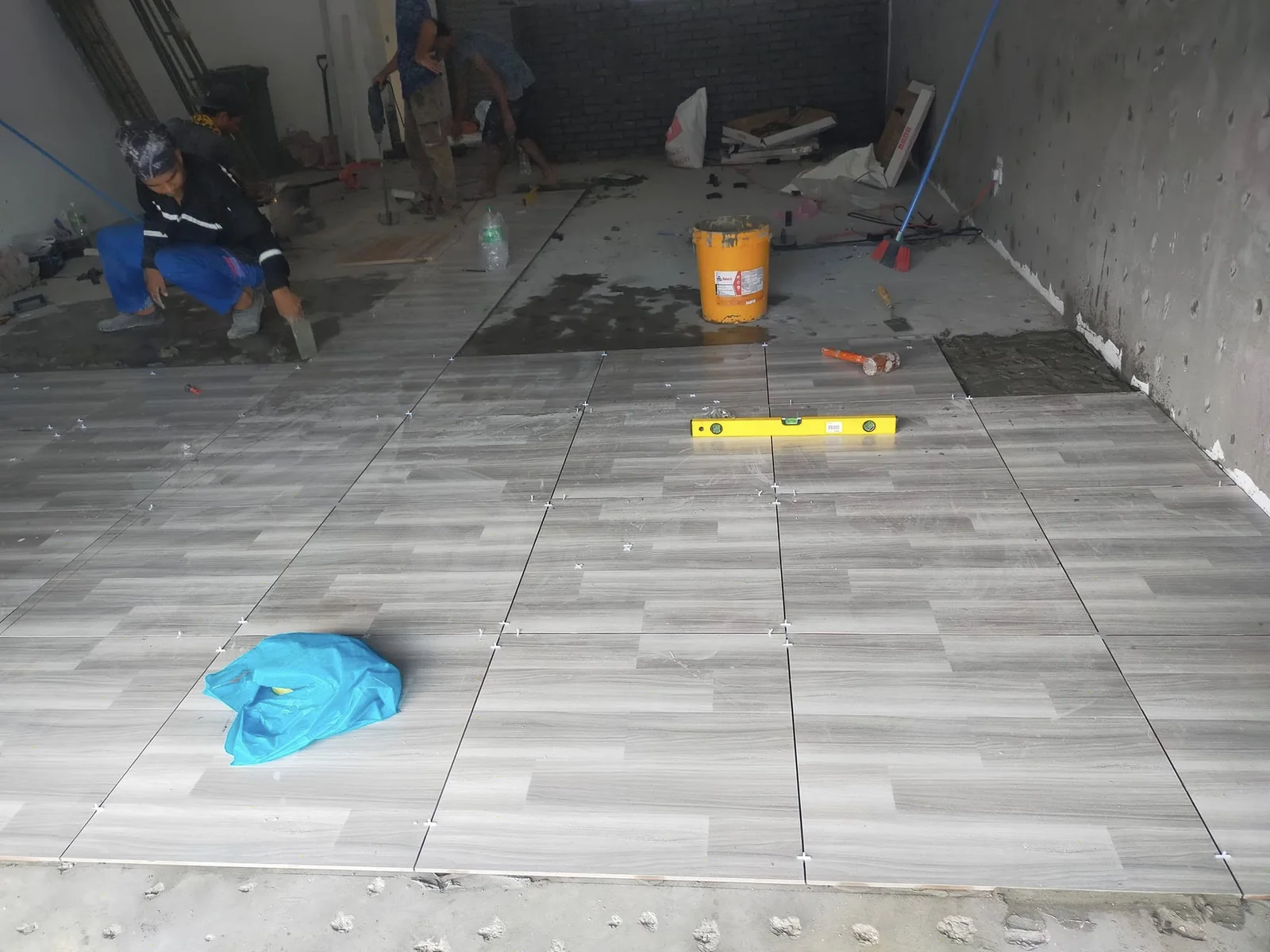 Pemasangan floor tiles